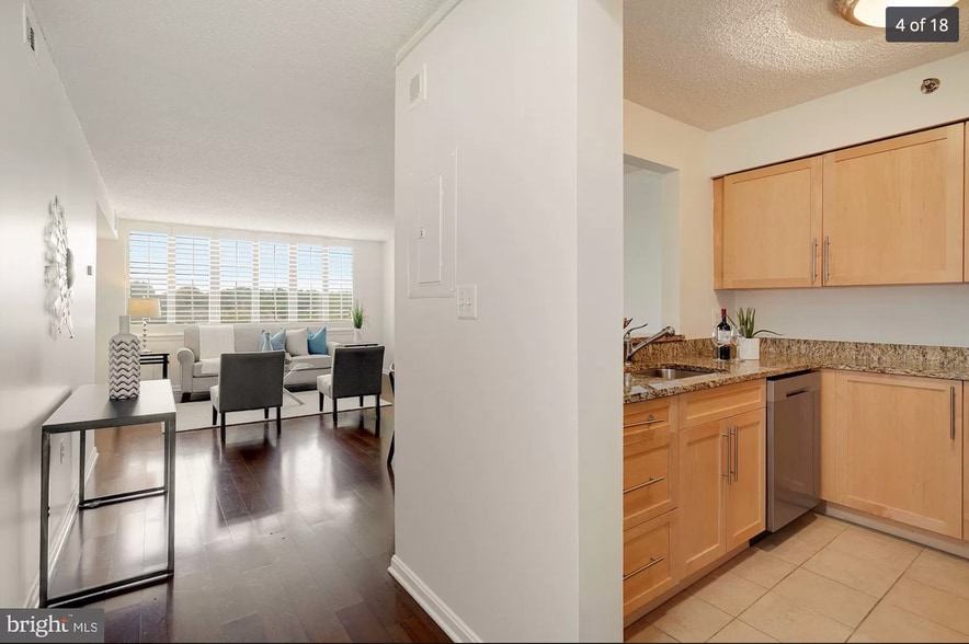 Building Photo - 10101 Grosvenor Plz