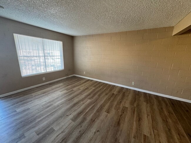 Building Photo - 1 Bedroom Condo close to the Strip and UNLV
