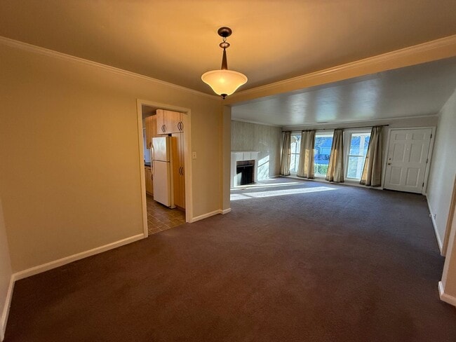 Building Photo - Spacious 2 bed 1 bath available now!