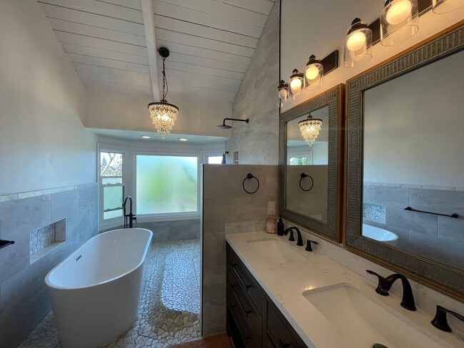 Building Photo - Two Bedroom + Loft/Two Bathroom Napili Tow...