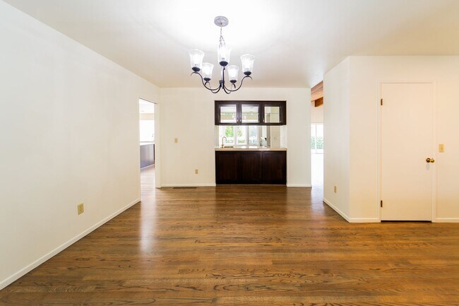 Building Photo - 4-Bedroom Luxury Home for Rent by Portland...