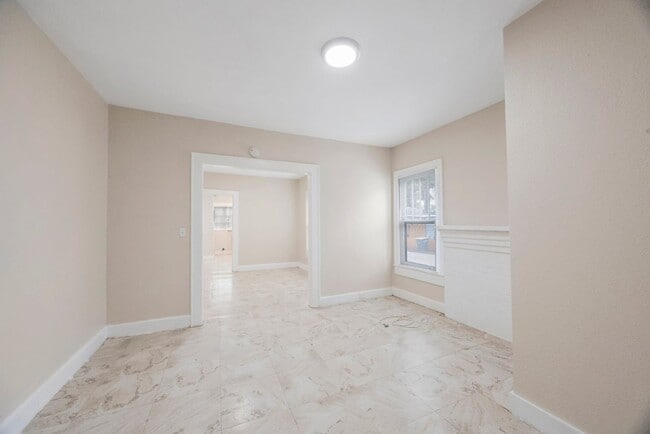 Building Photo - Large 3bdrm/1bath/+ bonus room ***Section ...