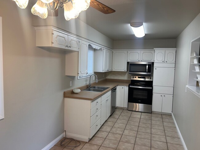 Building Photo - Big roomy 4 bedroom / 2 living room house