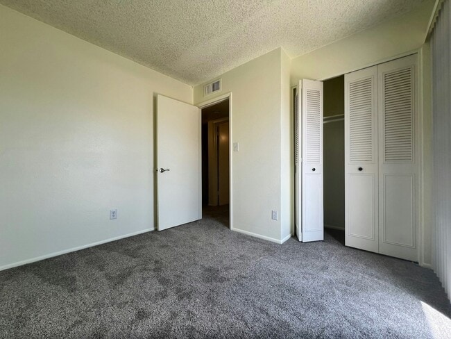 Building Photo - 924 E Diamond Dr