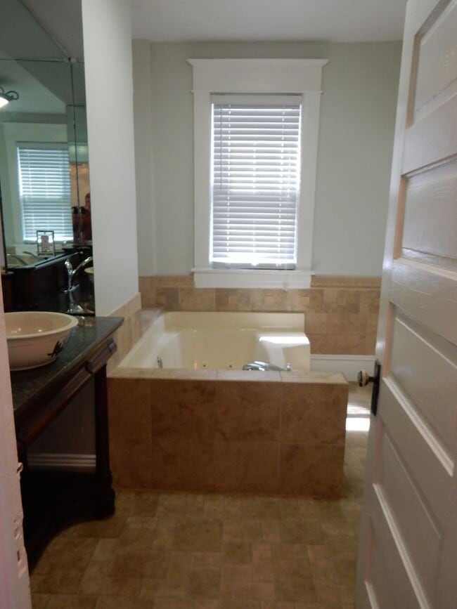 Building Photo - Spacious 3 BR home in Old SW, close to YMC...