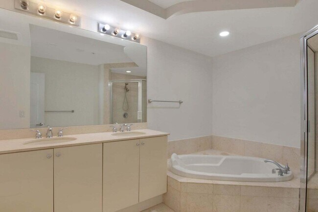 Building Photo - 801 S Olive Ave