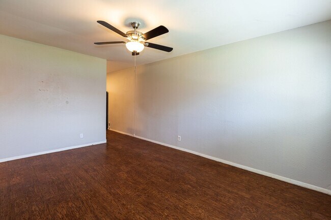 Building Photo - 1304 N Irvington Ave