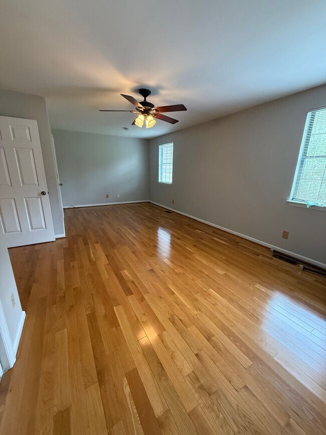 Building Photo - Beautifully Updated Brentwood Pointe Townhome