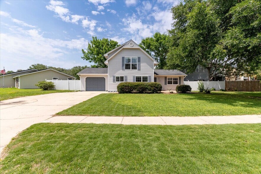 Building Photo - 817 N Lakeside Dr