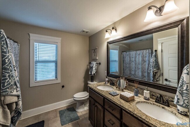 Building Photo - 1716 NE Wellman Ave