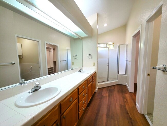 Building Photo - Beautifully Updated 3 Bedroom 2 Bath Updated Home in Lakeridge Springs Close to Community Pool an...