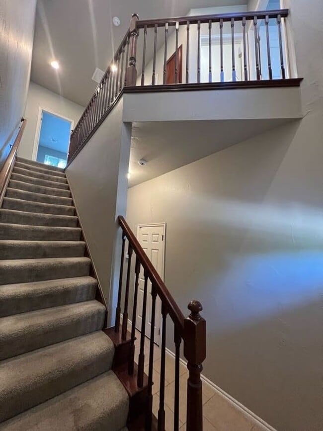 Building Photo - (3) Bed/(2.5) Bath Townhouse in Core Norma...