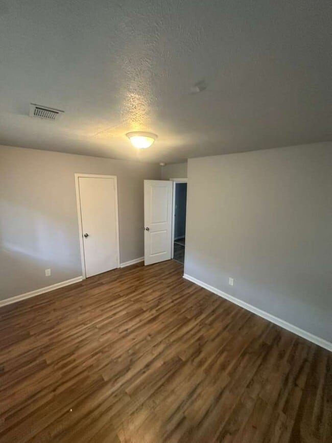 Building Photo - 533 Branham Ave SW