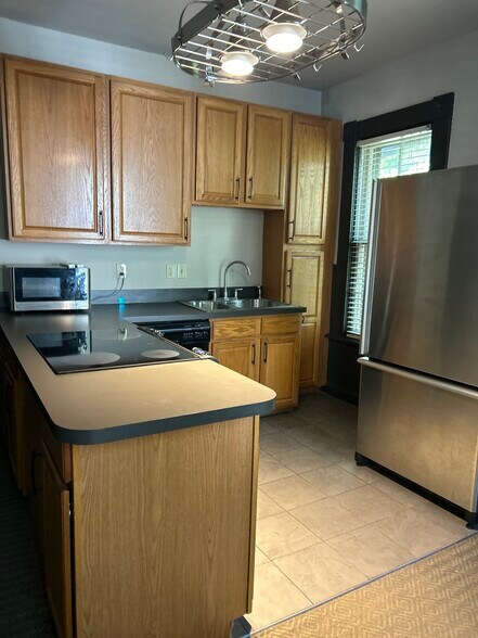 Kitchen with electric stove, dishwasher and refrigerator. - 118 E Kossuth St