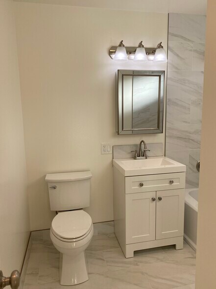 Master Bathroom - 232 Hazelwood Dr