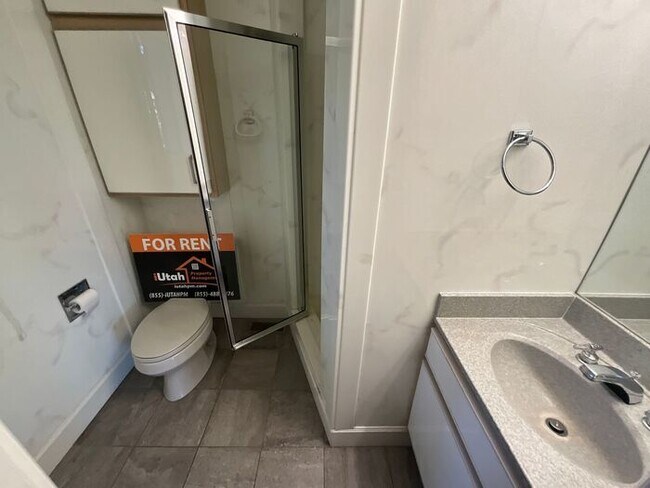 Building Photo - 4 bdrm 3 bth plus a Den/office Home 2 Car ...