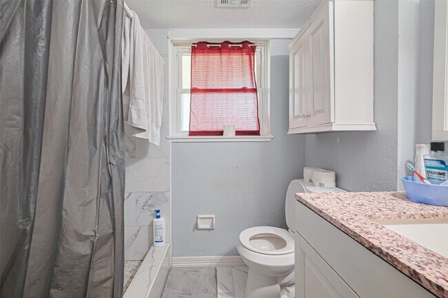 Building Photo - 13351 Oak Leaf Ln