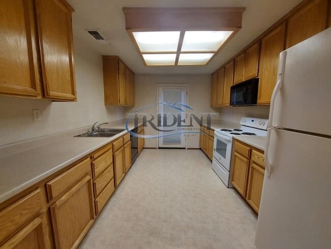 Building Photo - Small pet friendly duplex with front yard landscaping included