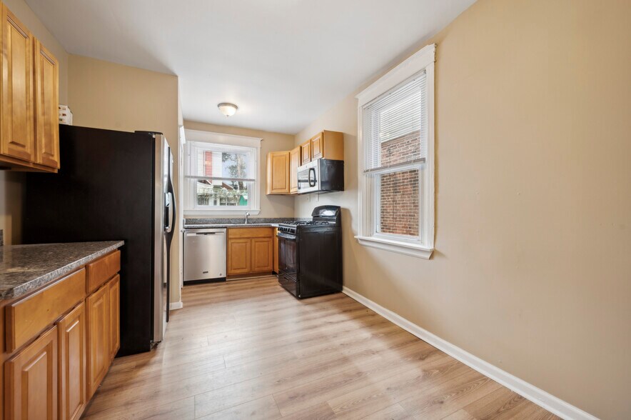 Building Photo - 5122 N Hutchinson St