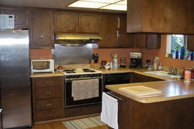 Building Photo - Charming Home with Cozy Spaces: 3Bedrooms and 2 Bathroom