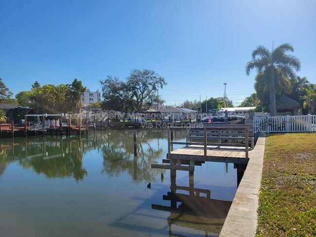 Building Photo - 1985 Cove Dr