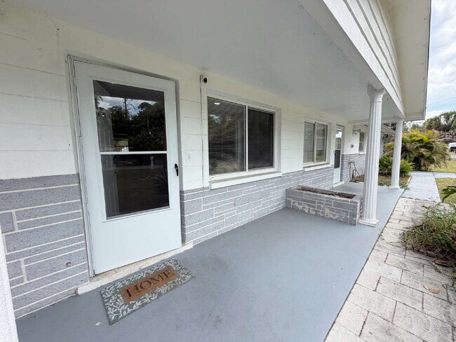 Building Photo - "Charming 2-Bedroom Duplex Retreat in New Port Richey - Perfect for Cozy Living!"