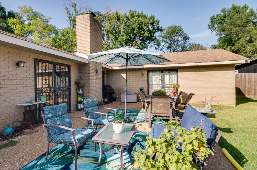 Building Photo - 5846 Clubview Dr