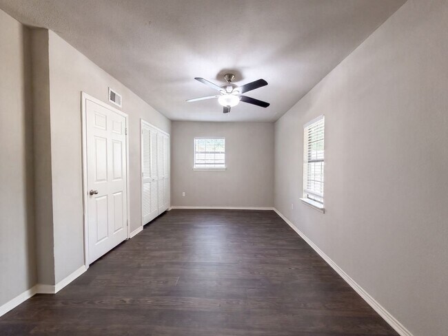 Building Photo - 330 E Coral Way