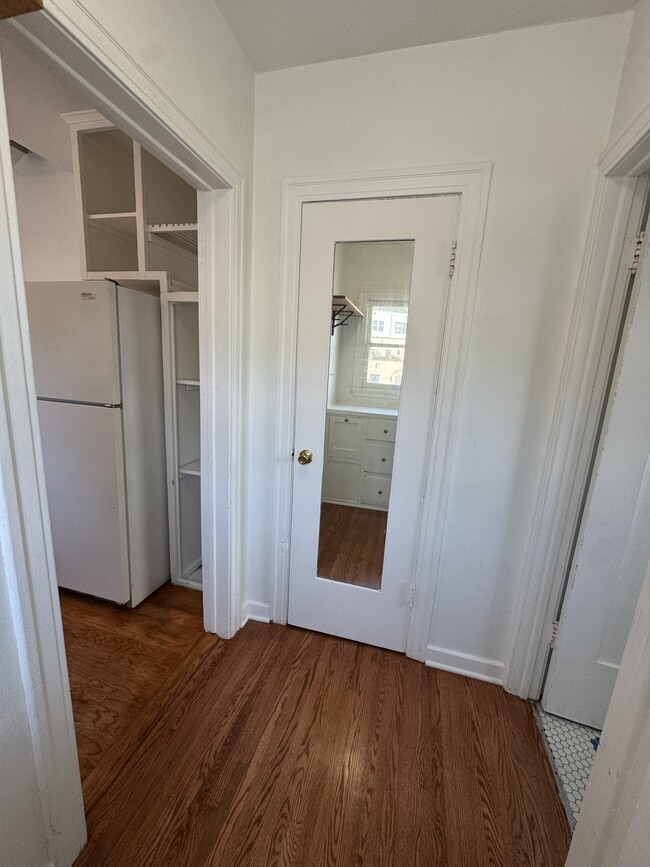 mirrored closet - 3350 Hamilton Way