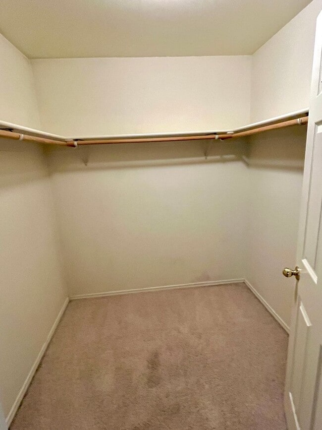 Building Photo - Spacious 2-story 2bedroom + 2.5 bath townh...