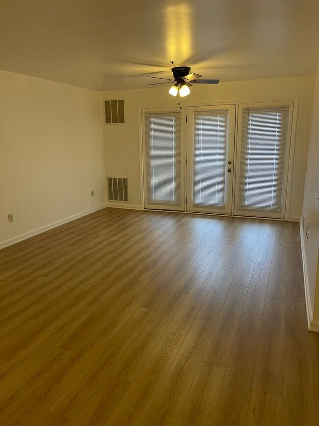 Building Photo - Condo in Waters Edge