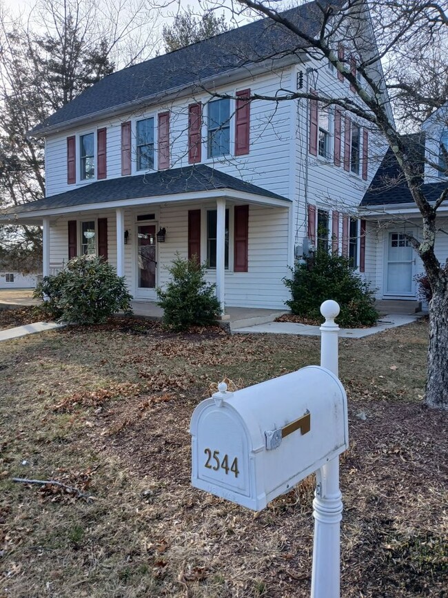 Building Photo - SPACIOUS SINGLE WHERE OLD WORLD CHARM & MO...