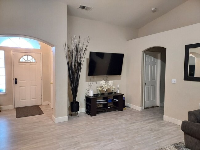 Building Photo - Four bedroom w/ Studio