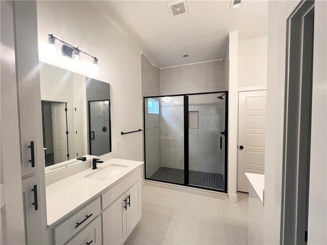 Building Photo - 6304 SW Luna Ln