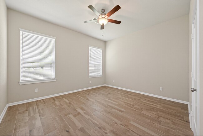 Building Photo - 516 Shine Ct