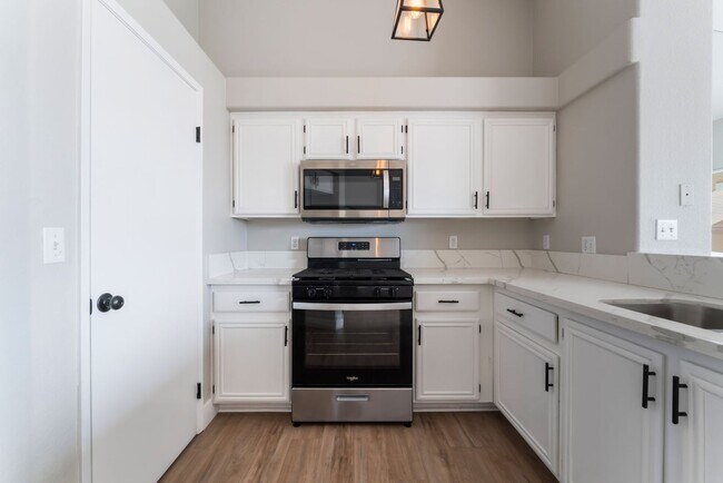 Building Photo - Charming 2-Bedroom Condo with Modern Comforts!