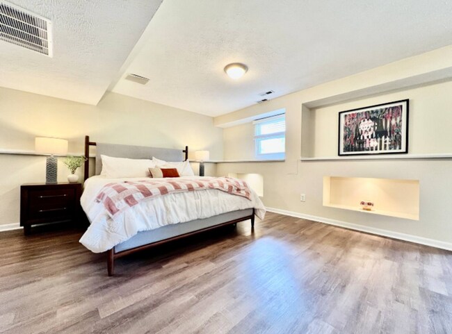 Building Photo - Large, stylish home in heart of Liberty twp.
