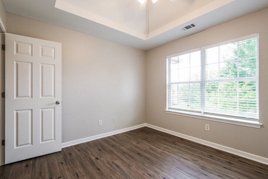 Building Photo - 4940 Hopewell Manor Dr