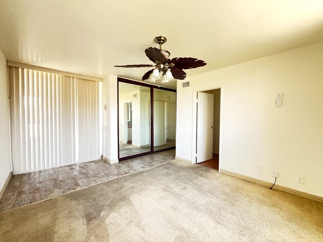 Building Photo - Available Now! 2 Bedroom, 2 Bathroom Riverside Penthouse with Views!