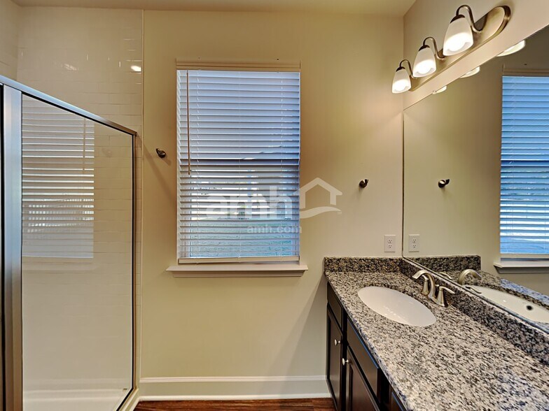 Building Photo - 3004 Esquire Dr