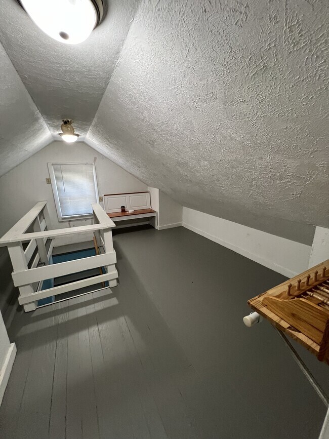 Building Photo - 1223 Bensch St