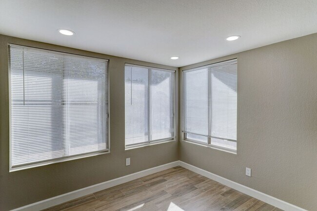 Building Photo - COMING SOON - REMODELED IN TEMPE!!!