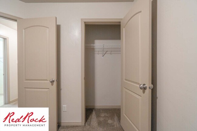 Building Photo - Beautiful 3 bedroom, 2.5 bathroom Townhome...