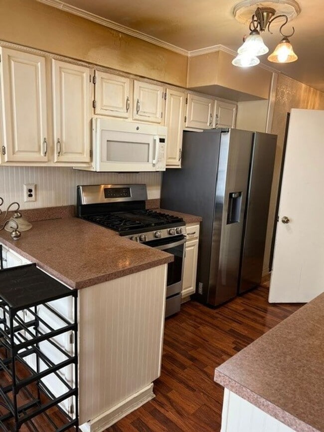 Building Photo - Stunning 6-Bedroom Home with Parking Spot and Large Yard! Available NOW!