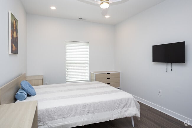 2BR, 1BA - 1,000SF - Bedroom - Park House Flats