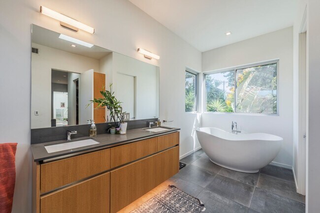 Building Photo - Stunning Custom Home in Del Rey