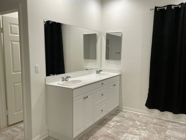 Building Photo - Elegant 7-Bedroom Retreat with Modern Upgr...