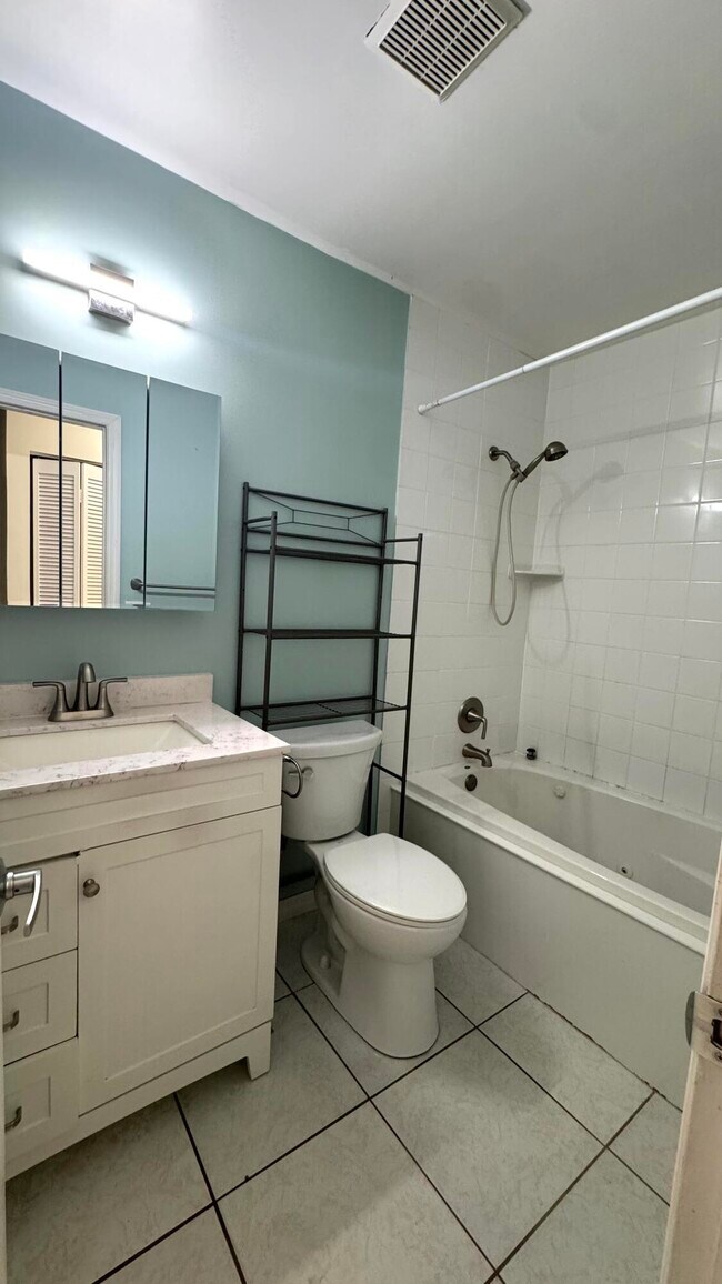 Building Photo - 5149 El Claro Cir