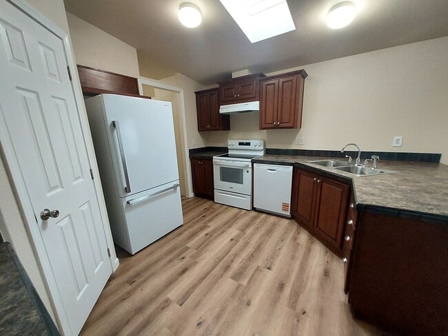 Building Photo - Available Now 3 bedroom, 2bath!!