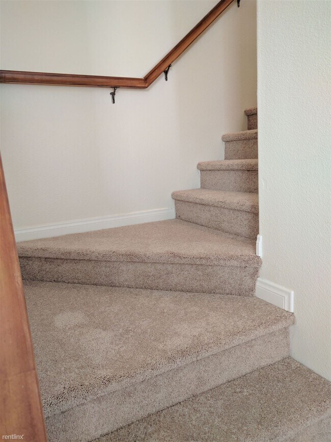 Building Photo - 3 br, 3 bath Townhome - Escondido Park Row